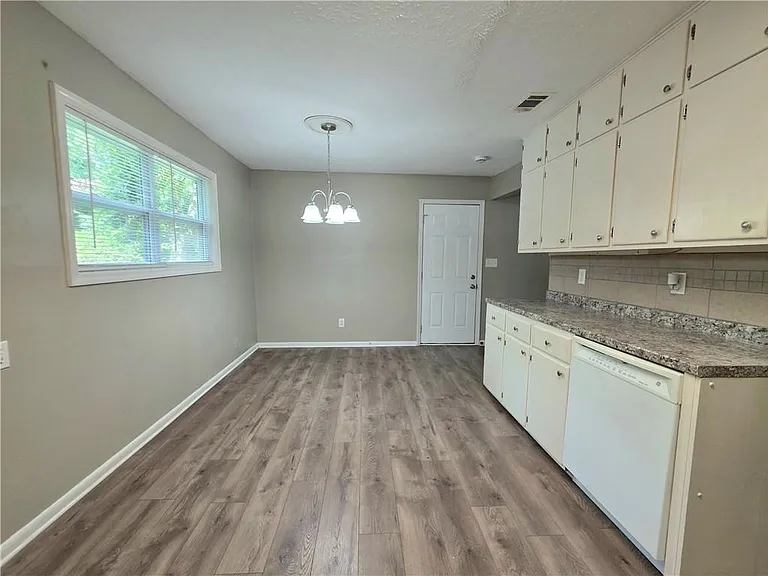 3460 Meadowview Dr — Photo 8