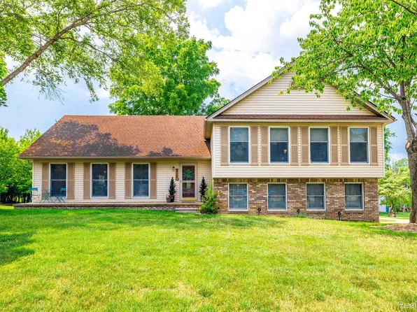 24552 Halley Crescent Dr, Grosse Ile, MI 48138