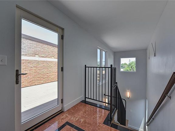 5th image of 2505 Thurman Ave