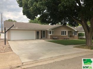 1021 3rd St, Hull, IA 51239