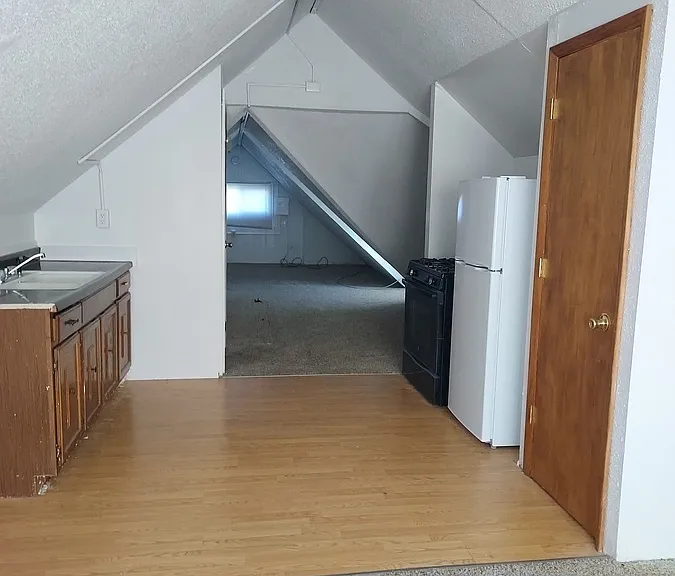 235 SW Tyler St #4 — Photo 3
