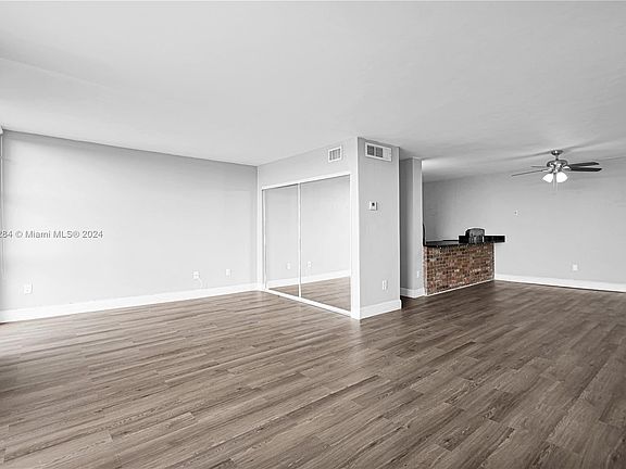 4th image of 2350 NE 135th St APT 714