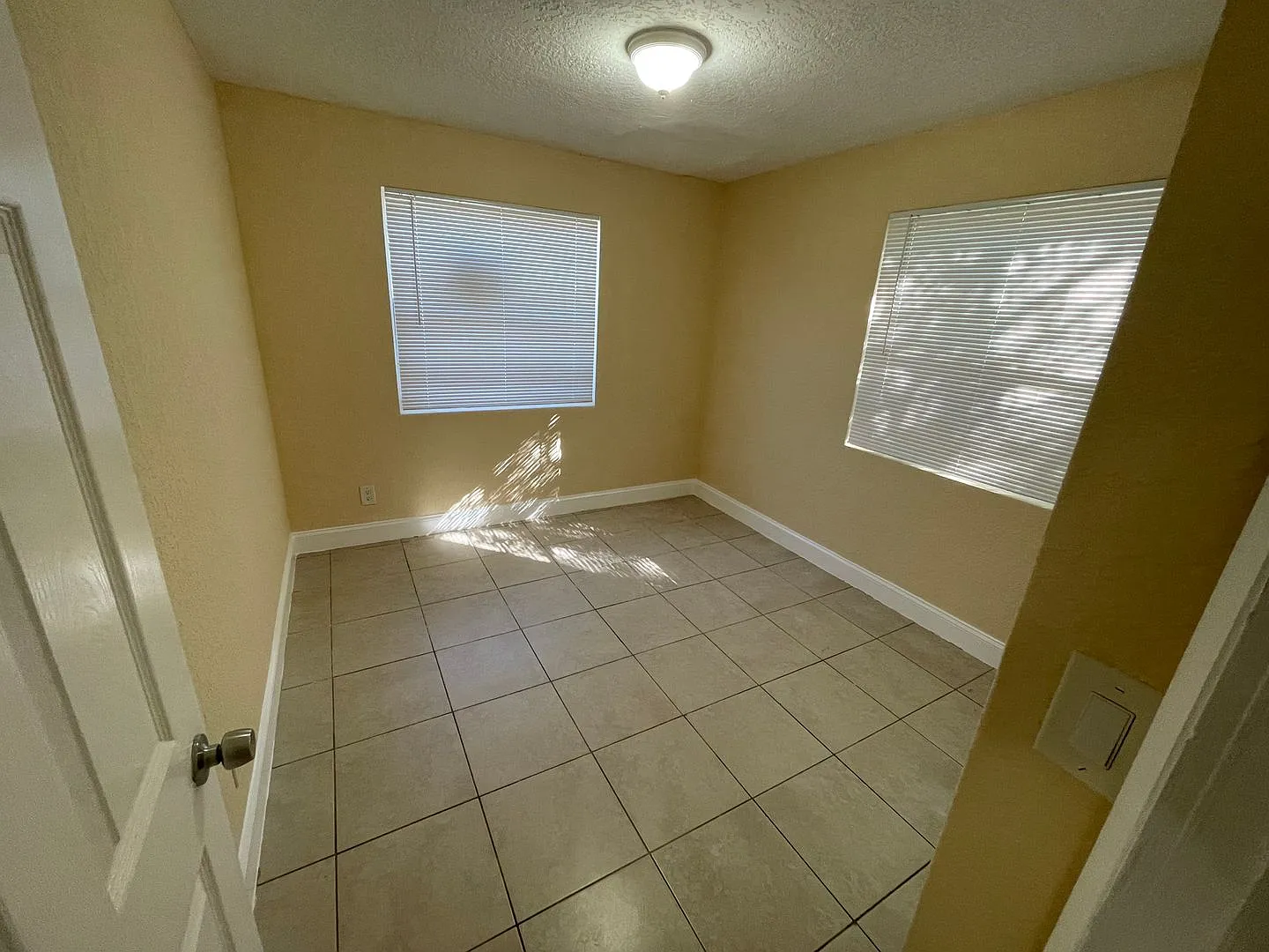 4/2 Home for rent, all tile floor, granite counter tops, new cabinetry, central ac. — Photo 1