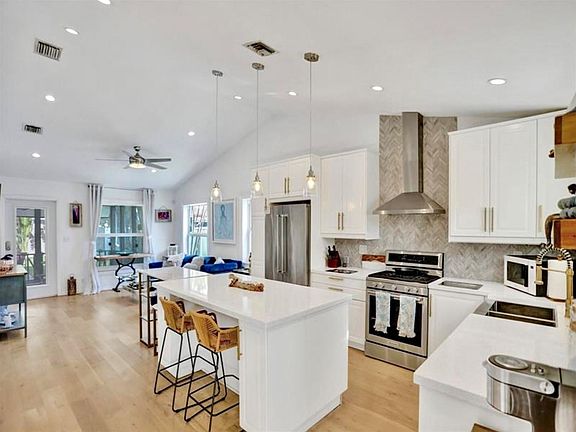 2nd image of 1204 NE 3rd Avenue