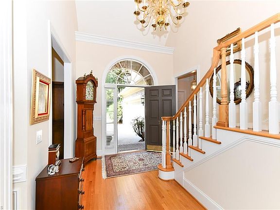 4th image of 10 Foxglove Ln