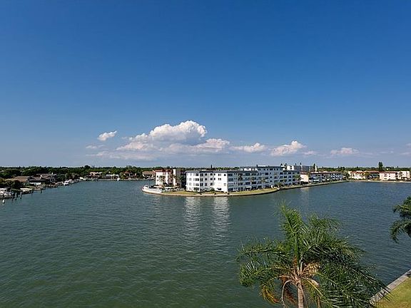 3rd image of 6075 Shore Blvd S APT 507