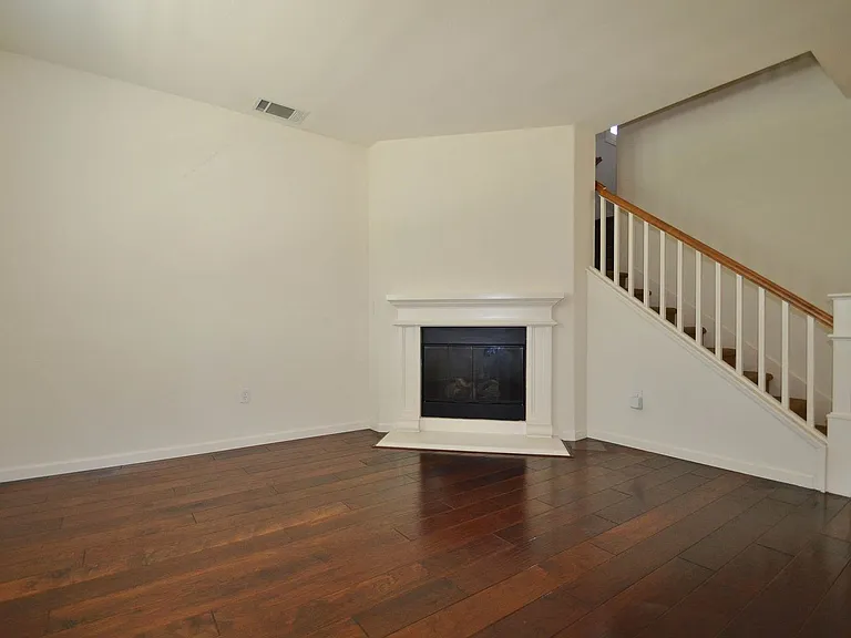 2540 Lakeport Dr — Photo 3
