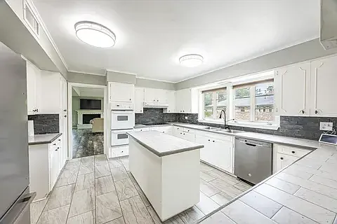 5 bed, 3895 sqft, $1,995 — Photo 2