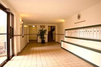 2nd image of 610 W Belmont Ave APT 3e