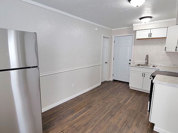 3rd image of 621 Evergreen Ave Floor 2