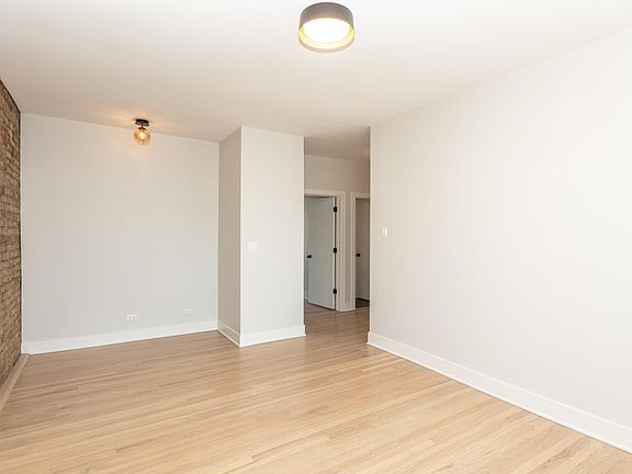 3rd image of 4119 W Belle Plaine Ave