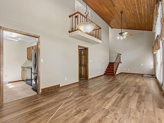 5th image of 210 Carol Ln