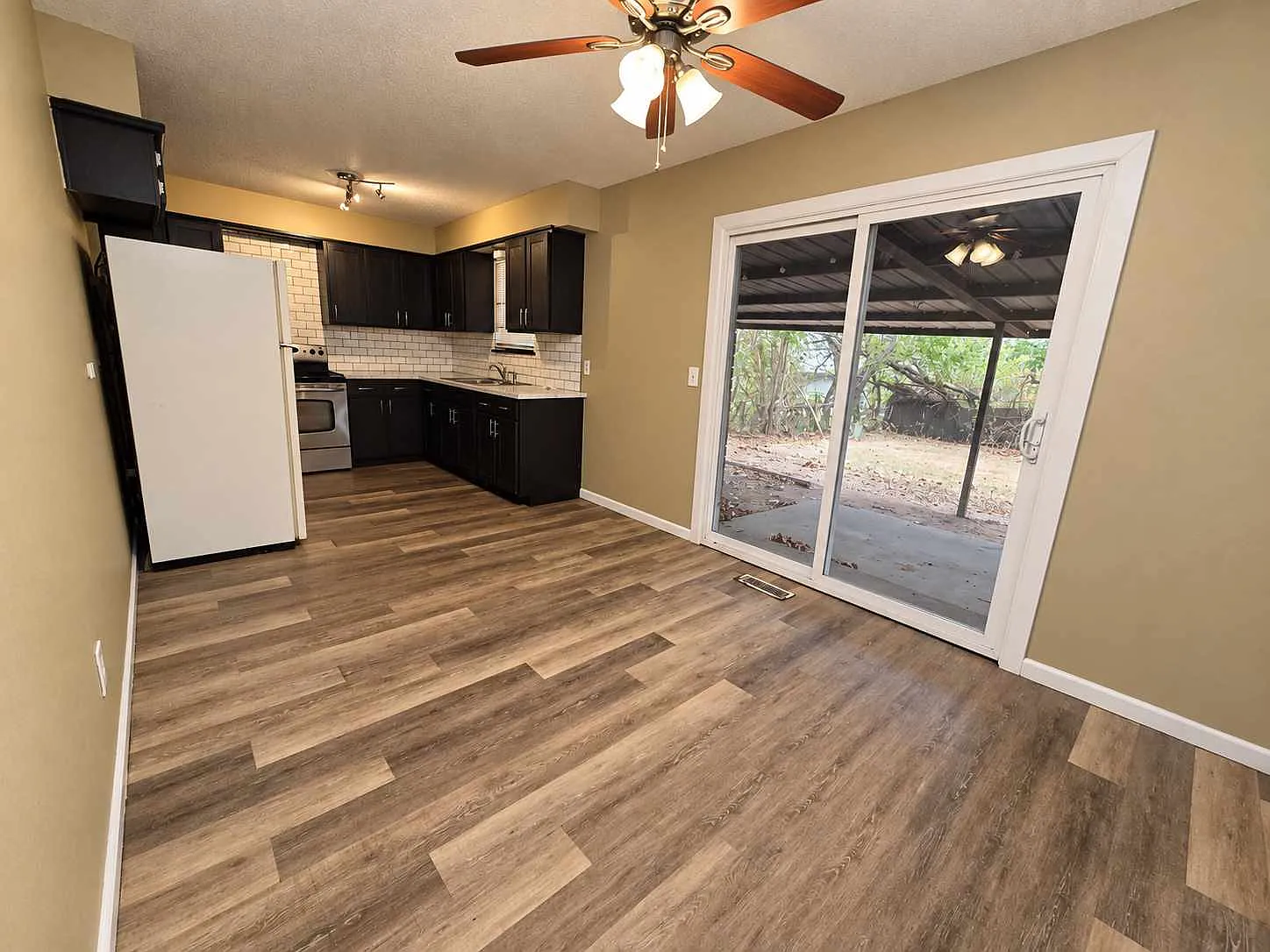 3 bed, 1.5 bath, 1117 sqft, $1,200 — Photo 4