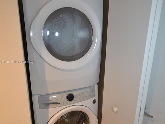 3rd image of 16385 Biscayne Blvd Unit 2820