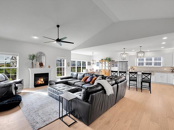 5th image of 635 Maplewood Cir