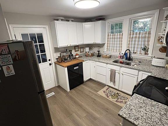 4th image of 233 Pine Ave