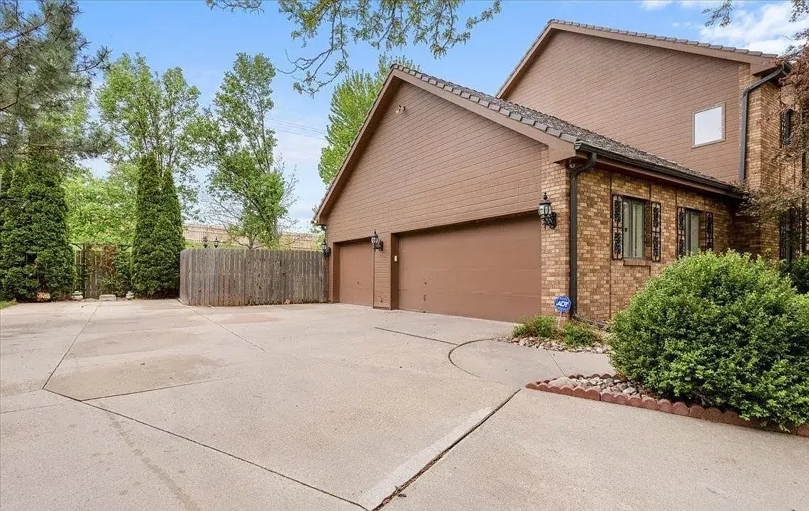 5 bed, 4651 sqft, $4,000 — Photo 3