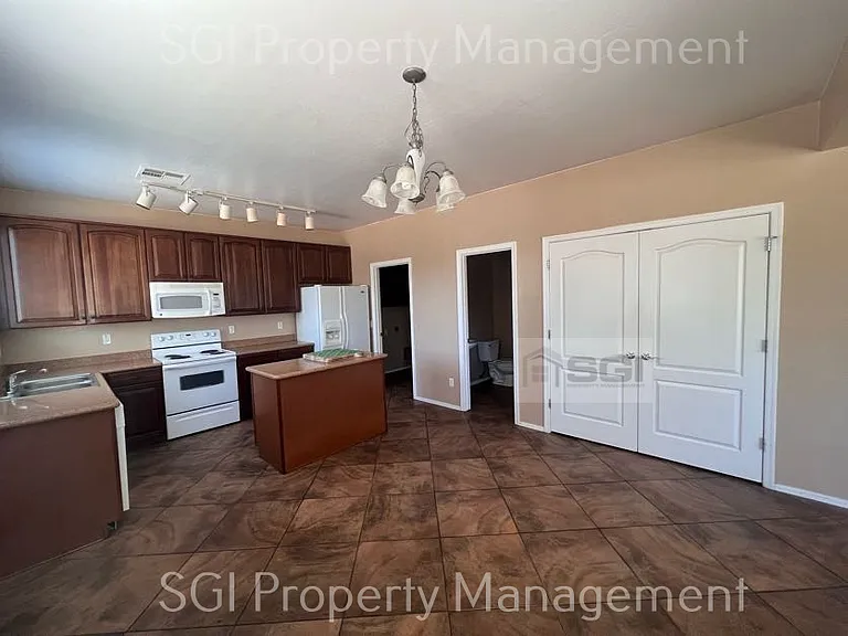 15101 N 173rd Dr — Photo 18