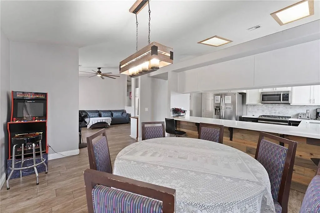 4 bed, 2001 sqft, $3,500 — Photo 4