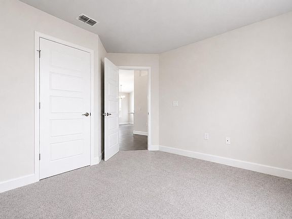 4th image of 405 NE Airoso Boulevard