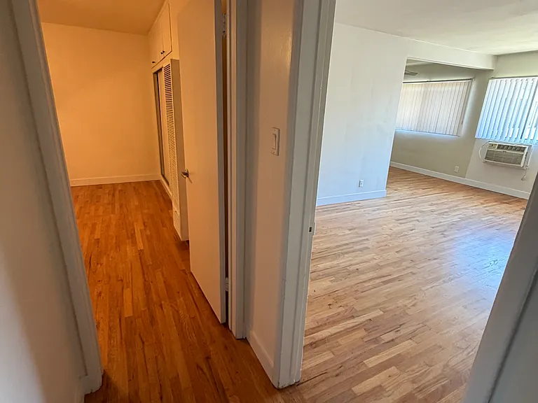 4930 Woodman Ave #10 — Photo 15