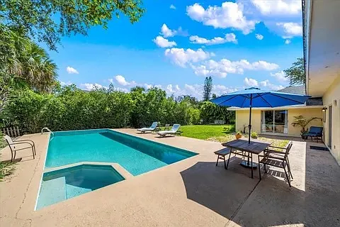 527 E Causeway Blvd — Photo 22