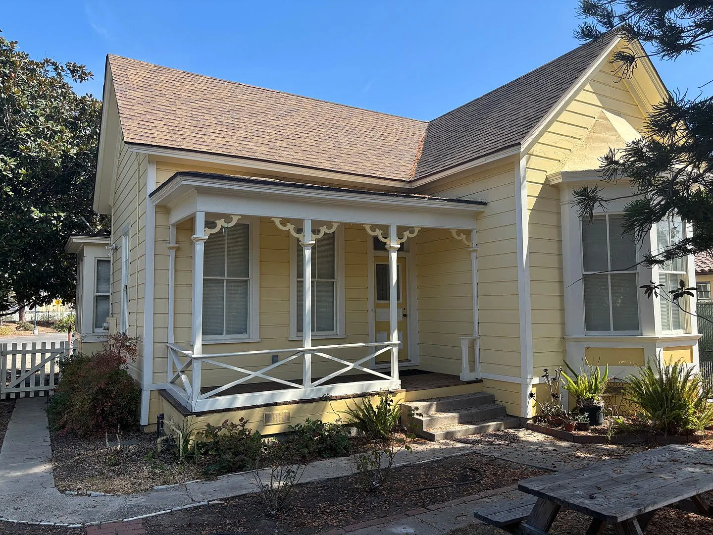 Historic 3-bedroom, 1-bathroom home with bonus office — Photo 1