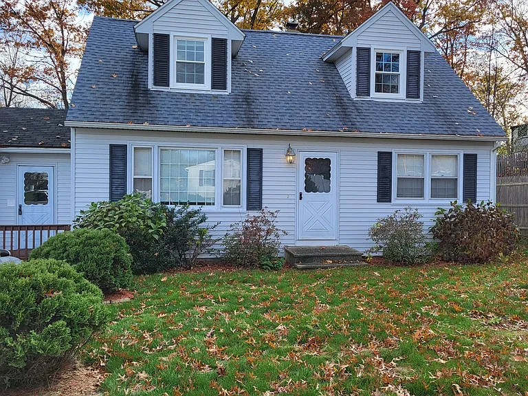 141 Greenwood Ct — Photo 1