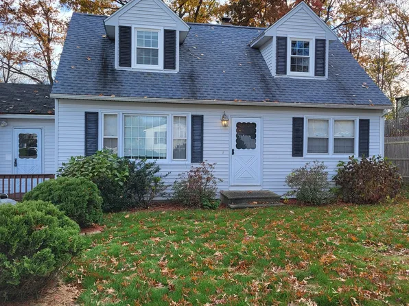 141 Greenwood Ct, Manchester, NH 03109