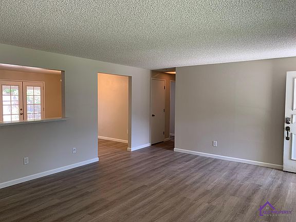 3rd image of 2621 Woodcrest Ln