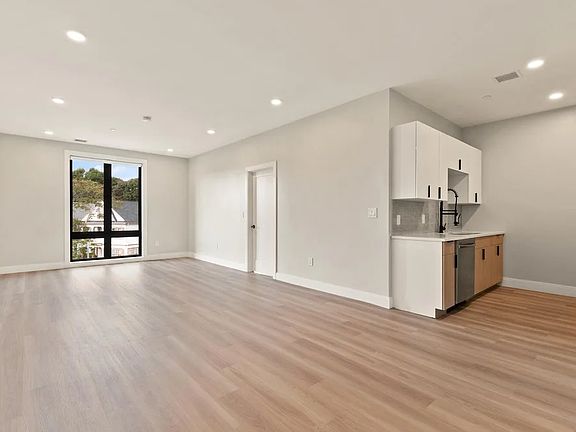 4th image of 1700 Dorchester Ave #207