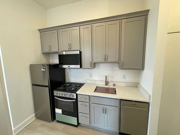 2nd image of 916 Clinton St #302