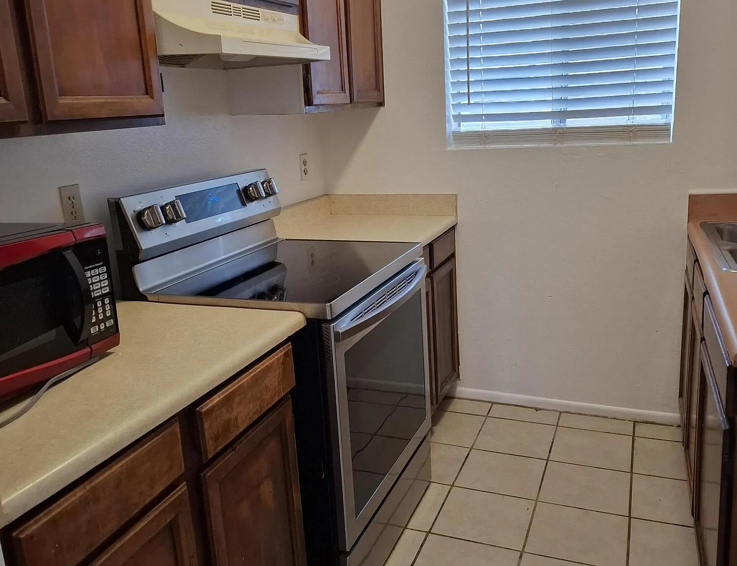1 bed, 1.0 bath, 5674 sqft, $700 — Photo 2