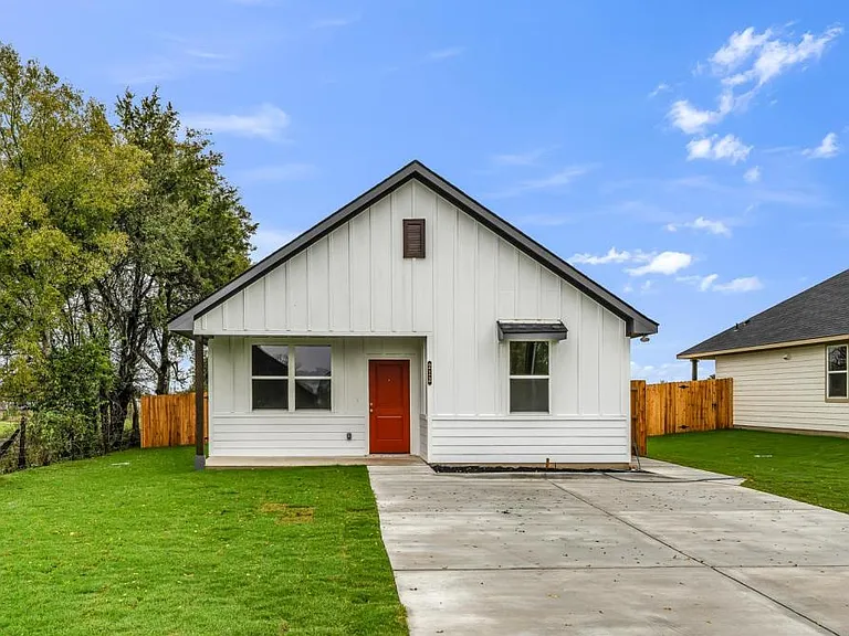 317 W Martin Luther King Dr — Photo 2