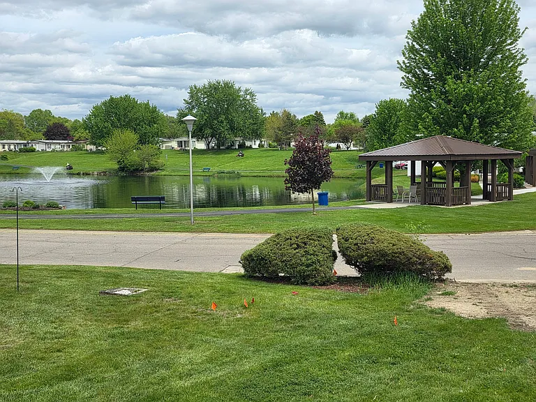 Avon on the Lake — Photo 42