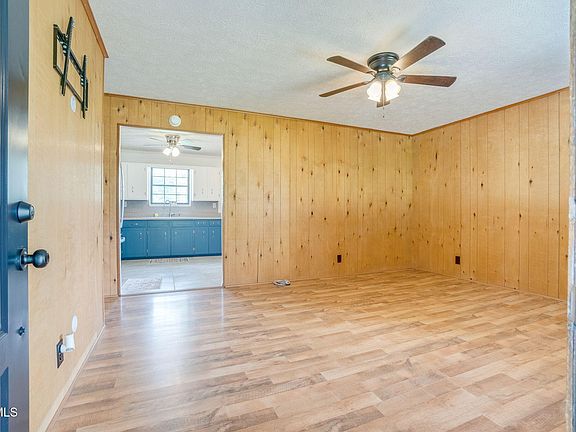 5th image of 1403 Charity Hill Rd