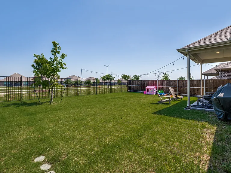 1005 Adelyn St — Photo 12