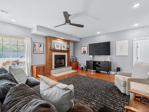 5th image of 703 Ditmars Rd