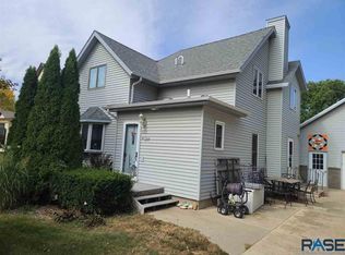 533 E 3rd St, Parker, SD 57053