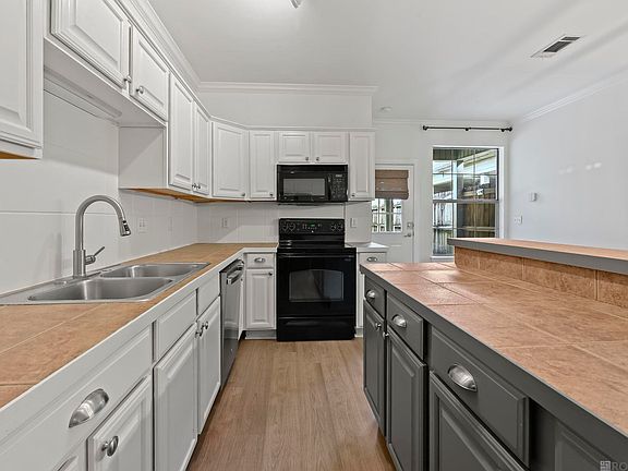 2nd image of 809 Summer Breeze Dr APT 101