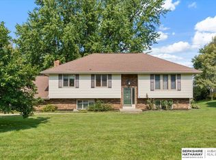 102 Ridgewood Dr, Council Bluffs, IA 51503