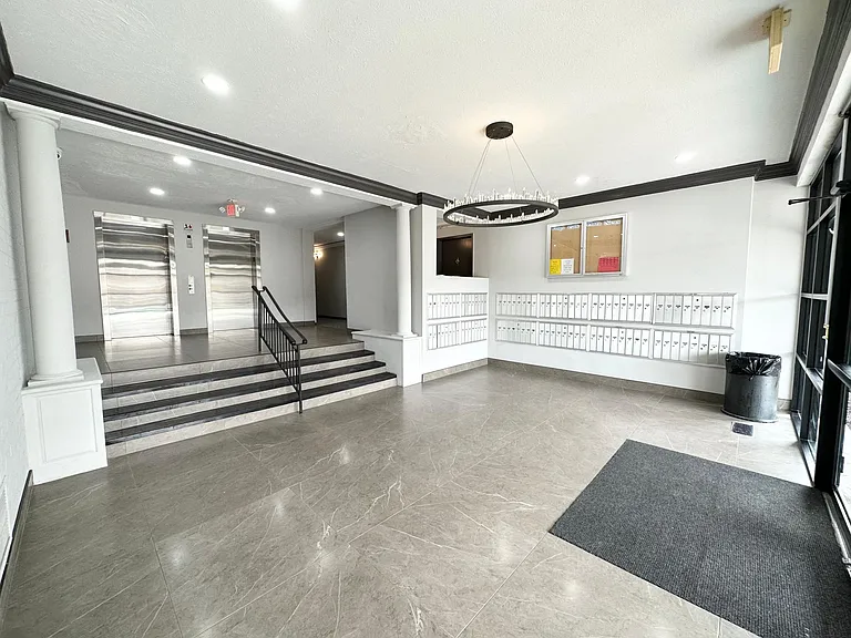 Kings Park Plaza Apartments — Photo 21