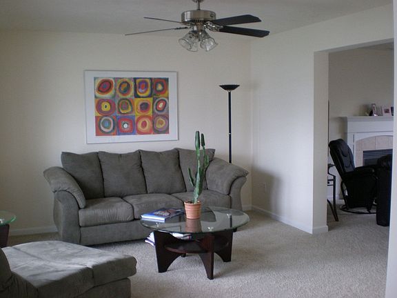 Living Room (14'5"x11'6")