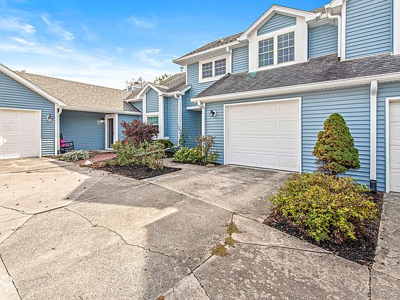 3rd image of 3724 N Lakeside Dr