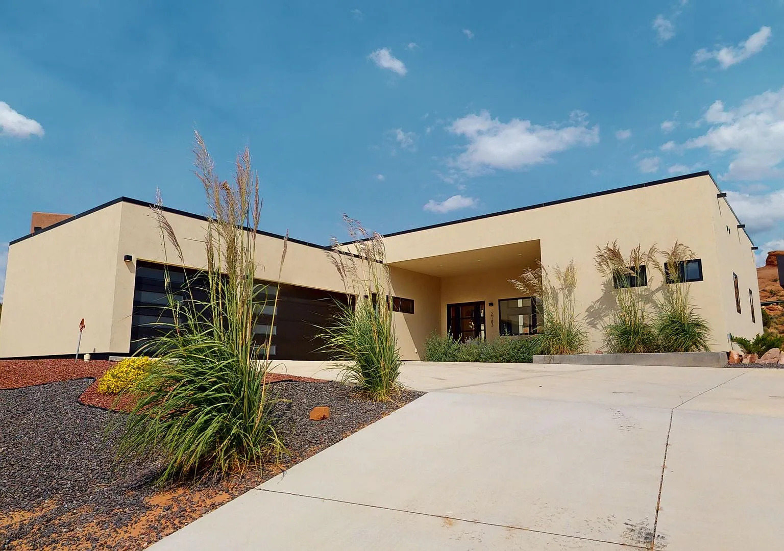 Beautiful Custom Home Available Now — Photo 1