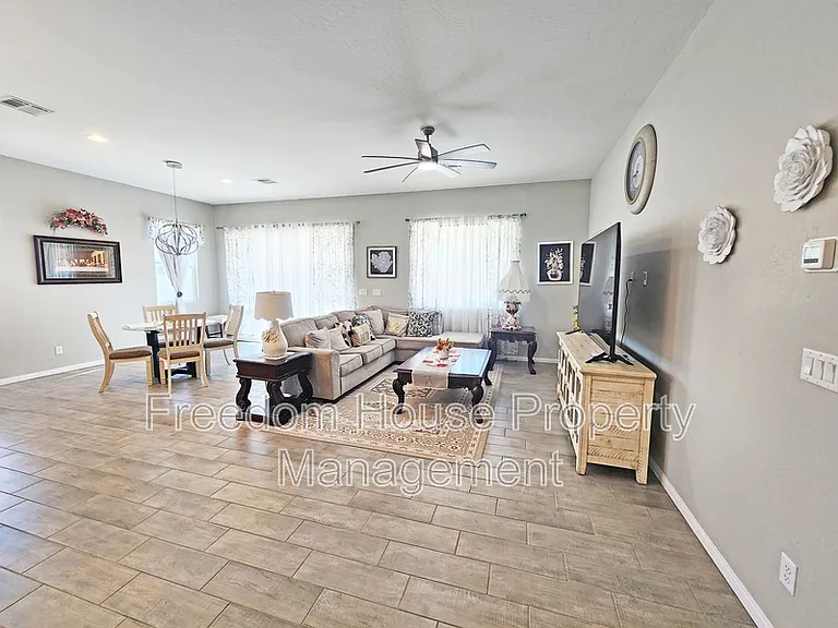 4901 Fairwood Ct — Photo 26