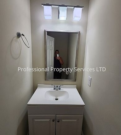 3rd image of 32 Maple Ave