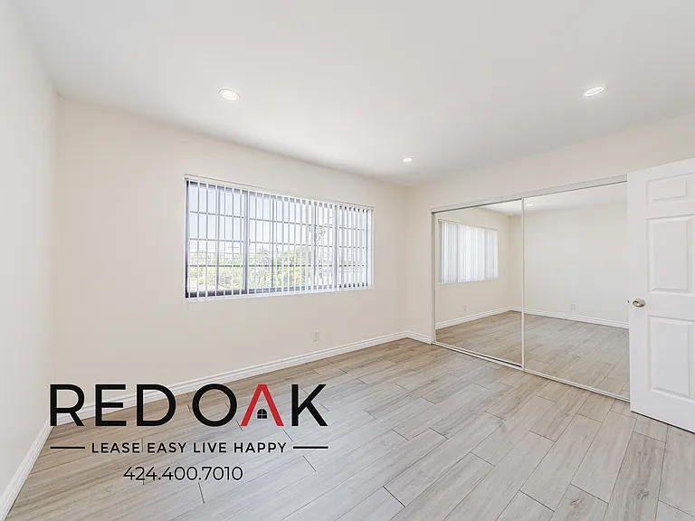 11701 Oxnard St #4 — Photo 3