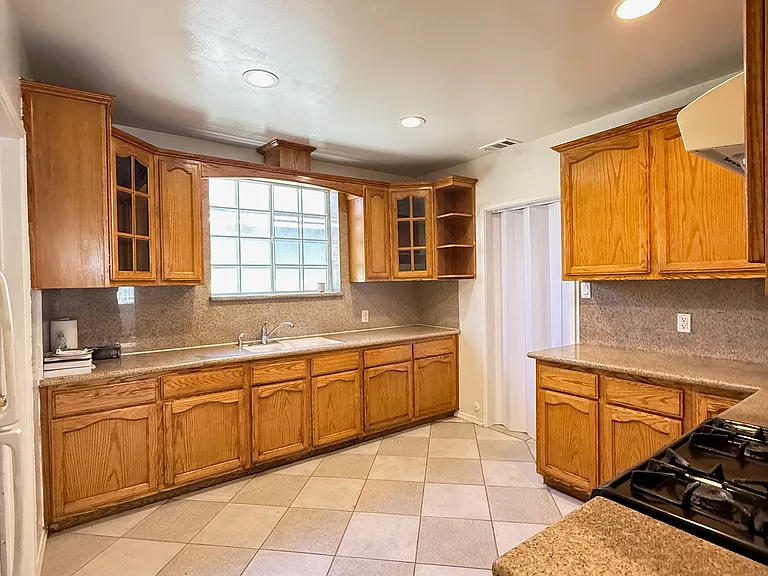 8669 Cypress Ave — Photo 4