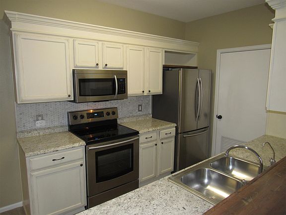 Upgraded kitchen with Stainless Steel kitchen appliances